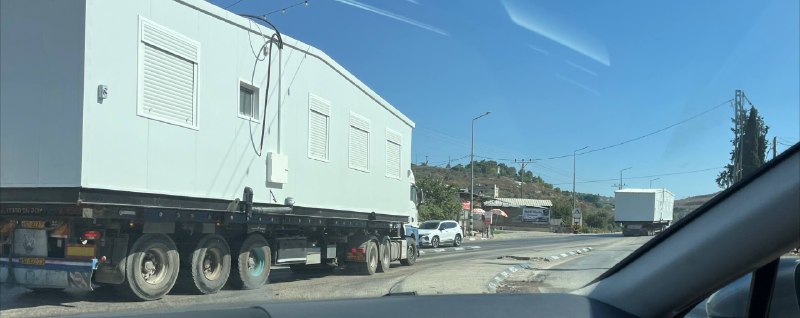 דחוף: מתנחלים מביאים בתים ניידים (קרוואנים) חדשים לראש הר עיבל בשכם.