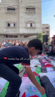 طفل غزاوي يبحث عن أفراد عائلته بين الضحايا