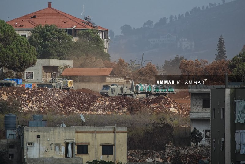 Mechanisms arrive at Zawtar al-Sharqiya loaded with ammunition and boxes.