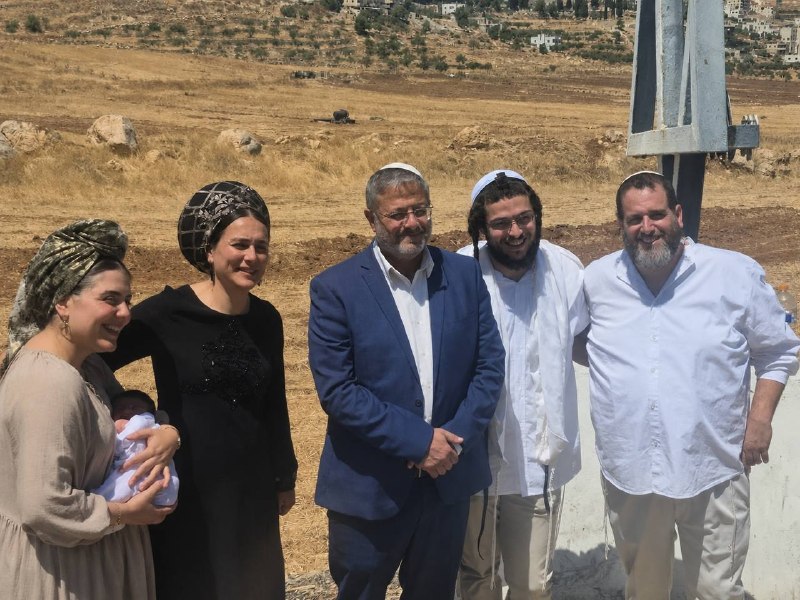 השר לביטחון לאומי בממשלת הכיבוש, בן ע'פיר, מסתער על הכניסה לכפר אל-מוג'יר, צפונית מזרחית לרמאללה, שנתון להת…