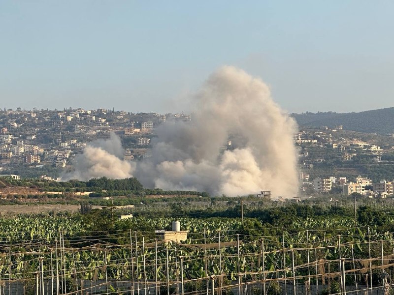 דחוף: מטוסי הכיבוש פותחים בפשיטה אלימה על העיירה מנצורי, דרומית ללבנון.