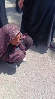 💢💢 סרטון ויראלי של זקנה שלא יכולה ללכת והשתתפה בהלוויה כזו