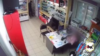 Мужик с игрушечным пистолетом ограбил комиссионный магазин в Братске (Иркутская область).Как сообщает 112, неизвестный в куртке с капюшоном ворвался в магаз, стал угрожать 21-летней сотруднице пистолетом и требовать деньги. Испуганная девушка отдала ему 55
