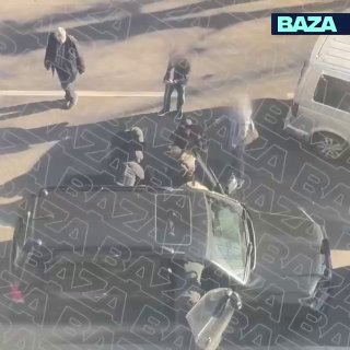 מעצר קשה ליד משרד חברת IT במוסקבה - כוחות הביטחון חסמו לנד קרוזר שחור עם צעירים חזקים. לפי "בסיס", המבצע הת…