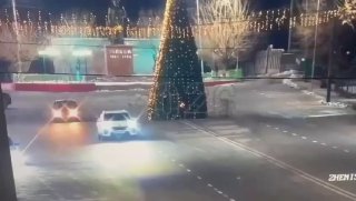 В Казахстане водитель решил подрифтовать вокруг новогодней ёлки и снёс её. Когда в душе ты кот
