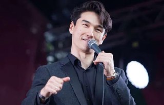 Комику Нурлану Сабурову запретили въезд в Россию на 50 лет из-за критики СВО и нарушения миграционного и налогового законодательства — сейчас он в аэропорту Внуково и не может вернуться обратно.Юмориста остановили на досмотре в авиагавани и отказали во въе