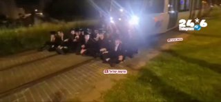 🇮🇱 הפגנה על פסי הרכבת הקלה בירושלים.