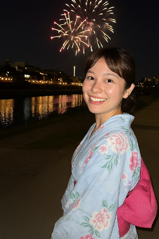 ChatGPT 的新图形生成功能，甚至能根据前后文生成连续帧：图 1 生成后，我用了：“让她转头，对着我笑，我开了闪光灯，这是一款老 iPhone，夜景效果不好