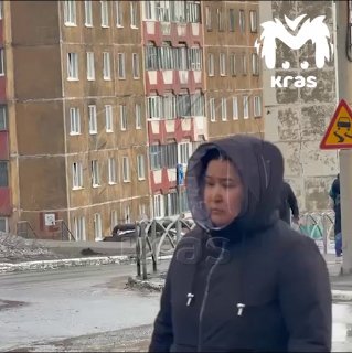 "Делай, делай!"Мотоциклист снёс женщину, когда уходил от погони ДПС в Норильске. Ездуны пытались скрыться от полиции и на огромной скорости врезались в прохожую. От удара женщину провернуло в воздухе, а оба гонщика улетели вперёд. Они попытались сбежать, н