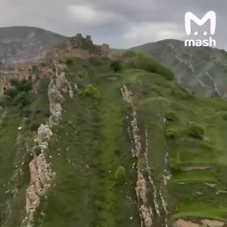 В Дагестане взвинтили цены на вертолётные экскурсии после потопов и начала сезона — теперь полёт над горами и каньонами стоит до 1 млн рублей. Местные турфирмы пытаются отбить простой и заработать на ажиотаже вокруг республики.За 750к туристов поднимут из 