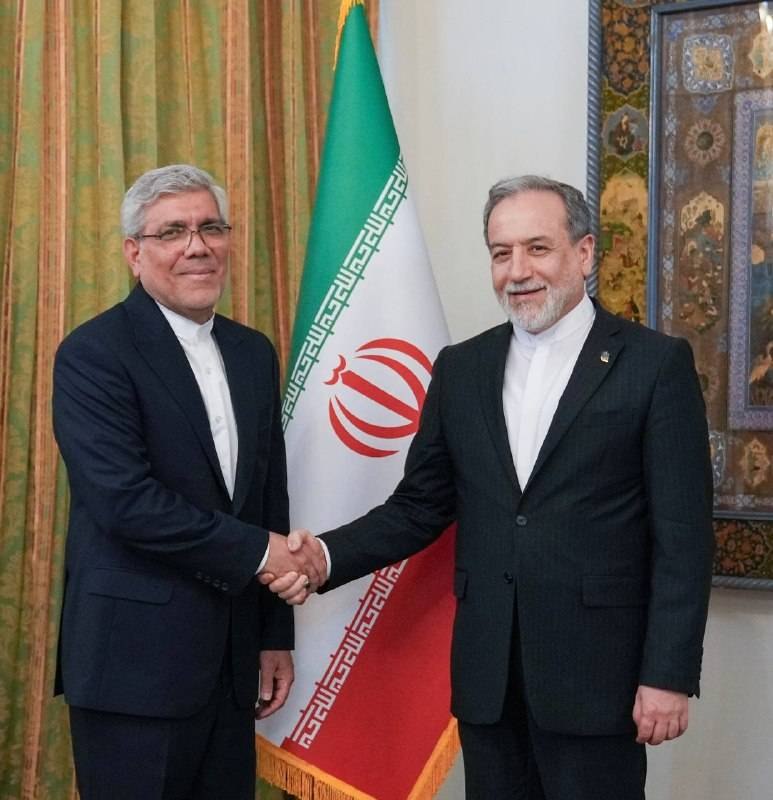 روزنامه ایران: ⭕ دیدار سفیر جدید ایران در بلاروس با وزیر امور خارجه 🔹محسن امیدزمانی، سفیر جدید جمهوری اسلامی ایران در بلاروس، پیش از عز