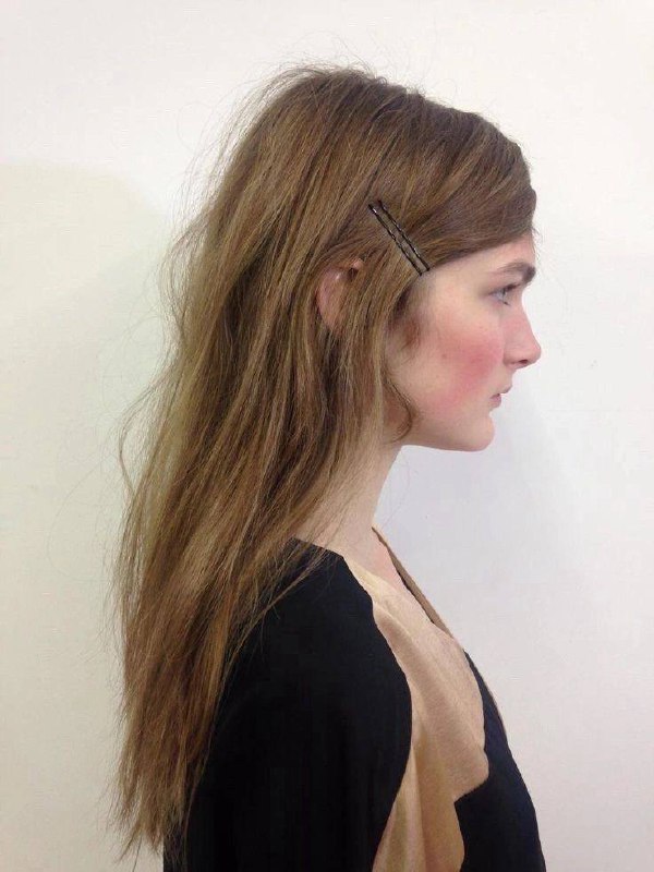 Съёмка для PLANTA ROSA это про точность и продуманный визуальный язык. Когда у бренда есть ясное понимание, что он хочет транслировать, это сразу отражается в кадре: меньше случайностей, больше смысла.В этот раз именно волосы стали ведущим элементом в бьюти. Не как привычное дополнение к макияжу, а как смысловой акцент, формирующий стиль и характер каждой модели. Прически поддерживали эстетику бренда — естественность и отвязность.Я работала с extensions / накладными прядями, чтобы усилить образы: — у русоволосой модели Тани для плотности и объема; — у брюнетки Эрики для длины и более вытянутой линии у лица.В процессе съёмки стайлинг менялся так, чтобы кадры отличались, но были в рамках одного сюжета: корректировала направление пробора, степень гладкости и степень “небрежности” текстуры — от «прилежной девочки» до «я летела 200 по трассе без шлема». Эти нюансы добавляли глубину истории, сохраняя единый стиль бренда.PS. фотографии в посте: обсуждение образов для героиньСъёмка для PLANTA ROSA это про точность и продуманный визуальный язык. Когда у бренда есть ясное понимание, что он хочет транслировать, это сразу отражается в кадре: меньше случайностей, больше смысла.В этот раз именно волосы стали ведущим элементом в бьюти. Не как привычное дополнение к макияжу, а как смысловой акцент, формирующий стиль и характер каждой модели. Прически поддерживали эстетику бренда — естественность и отвязность.Я работала с extensions / накладными прядями, чтобы усилить образы: — у русоволосой модели Тани для плотности и объема; — у брюнетки Эрики для длины и более вытянутой линии у лица.В процессе съёмки стайлинг менялся так, чтобы кадры отличались, но были в рамках одного сюжета: корректировала направление пробора, степень гладкости и степень “небрежности” текстуры — от «прилежной девочки» до «я летела 200 по трассе без шлема». Эти нюансы добавляли глубину истории, сохраняя единый стиль бренда.PS. фотографии в посте: обсуждение образов для героинь