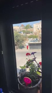 צפו בכוחות הכיבוש סורקים בית במהלך הפשיטה המתמשכת שלהם על העיירה ענתא, מצפון מזרח לירושלים הכבושה.