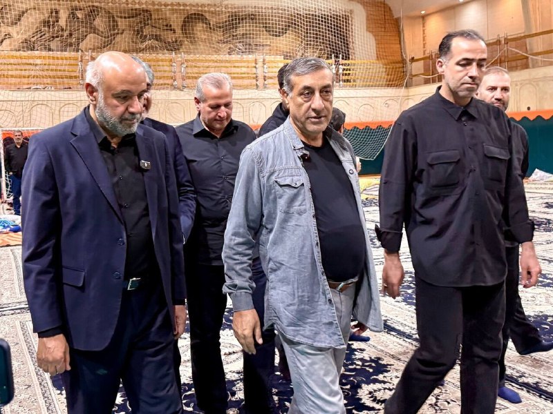 🔸 ביקורו של סגן הנשיא בתהלוכות המשרתות את עולי הרגל של הלוויה של האימאם שנהרג