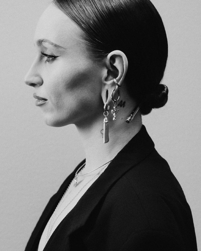 За годы работы я поняла, что мне не хватает одного важного элемента — красивых украшений для волос. Отсутствие вдохновило меня на создание уникальных шпилек, которые подчеркивают красоту и индивидуальность каждой прически.Эти шпильки — это не просто аксессуары, а настоящие произведения искусства, изготовленные из высококачественных материалов. Они идеально подойдут как для особых случаев, так и для повседневного образа. Спасибо за ожидание, все готово! 