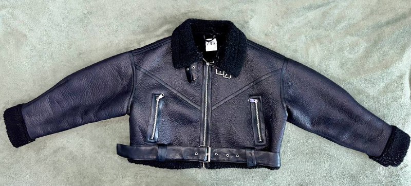 •черная дубленка, размер M-L, 50 лари.