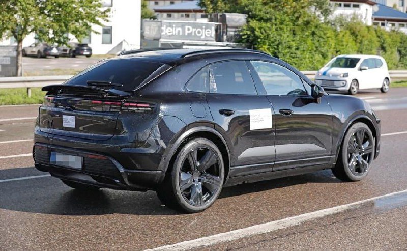 Опубликованы официальные тизеры нового Porsche Macan 4