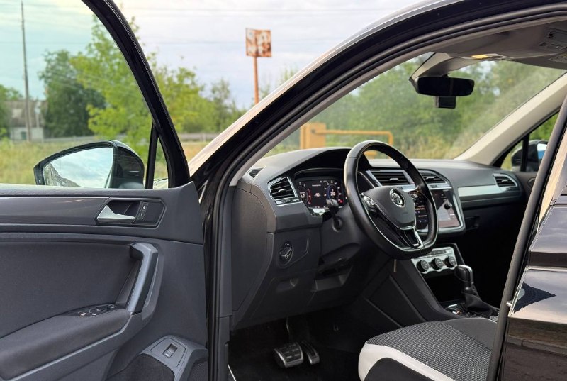 В продаже volkswagen tiguan(2020
Года)
‼️Возможна продажа в кредит‼️или обмен в обе стороны

✅Полностью в родном окрасе
✅Автомобиль в броне пленке
✅Мотор 2.0 (180 л. С)
✅Самый надежный автомат( не вариатор)
✅Максимальная комплектация(комплектация offroad)
✅Машина
Эксплуатировалась по трассе
✅По технике без вопросов. Двигатель работает ровно, коробка переключает мягко, ошибок нет.
Личный авто. Вложений не тpебует.
Полное tо в мае 2026г.
✅ Много ассистентов и дополнительных опций, саrрlаy и аndrоidаutо, топовая адаптивная оптика с вырезанием автомобилей.
✅ Зимний пакет: обогрев лобового стекла, руля, сидений, трехзонный климат контроль, обогрев зеркал, форсунок омывателя, заднего стекла.
✅ Все зоны риска (капот, бампер, фары, крылья, стойки) защищены премиальной полиуретановой бронепленкой llumаr.
✅Реальный пробег.
✅Только дилерское обслуживание масло только оригинал, каждые 5 тысяч км, масло в коробке поменяно.
✅ Без окрасов, лакокрасочное покрытие в идеальном состоянии, без царапин и сколов.
✅Без залогов, без кредитов и ограничений, без штрафов, полностью юридически чистый автомобиль.

Цена 2.595.000 торг на месте
Рассматриваю обмен в обе стороны

Номер телефона +7 949 382 2120( есть
Telegram) - фотография - 6