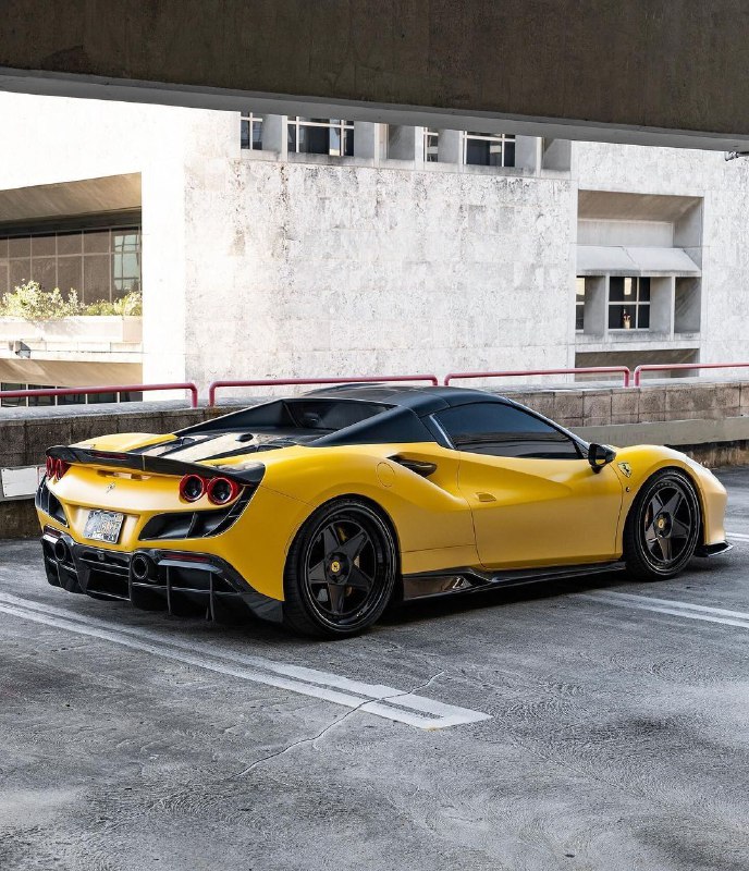 Ferrari F8 Spyder 4