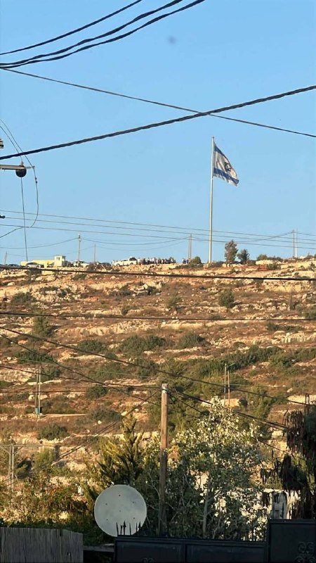בכמויות גדולות מסתערים מתנחלים על הר "אל-ראס" בכפר אום צפא, מצפון לרמאללה.