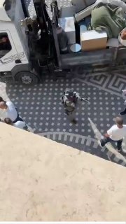 הכוחות הציונים ממשיכים במבצע הפלישה לאל-חליל (חברון) בגדה המערבית במהלך התקיפות, חמושים פורצים דלתות ומפנים…