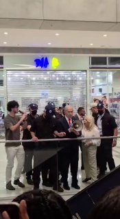 נותרה פחות משעה לסיום ההצבעה ונתניהו עדיין מתחנן לקולות הוא הלך לאחד ממרכזי הקניות הסמוכים לירושלים וביקש מ…