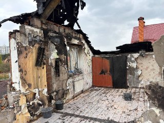 Советник министра обороны Украины Сергей Бескрестнов показал последствия атаки беспилотников по его дому.«Вот так в один миг я потерял все, что накопил за 20 лет. Ни дома, ни машин, ни вещей. Лежу в гипсе и, похоже, еще долго буду».Ранее Бескрестнов (позыв