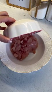 Белковые котлеты, которые реально вкусные На 6 штук 350 г куриного филе 150 г твёрдого сыра Половина луковицы 1 2 ст. ложки сметаны Зелень, соль, п... - изображение 1 - telegram, view, белковые