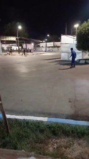 😎 אמביד מקונן כבר יותר משעתיים, משטרת התנועה והמשטרה השאירו את המכוניות שלהם בסביבה, מחכים להתכנסות העדה ה…