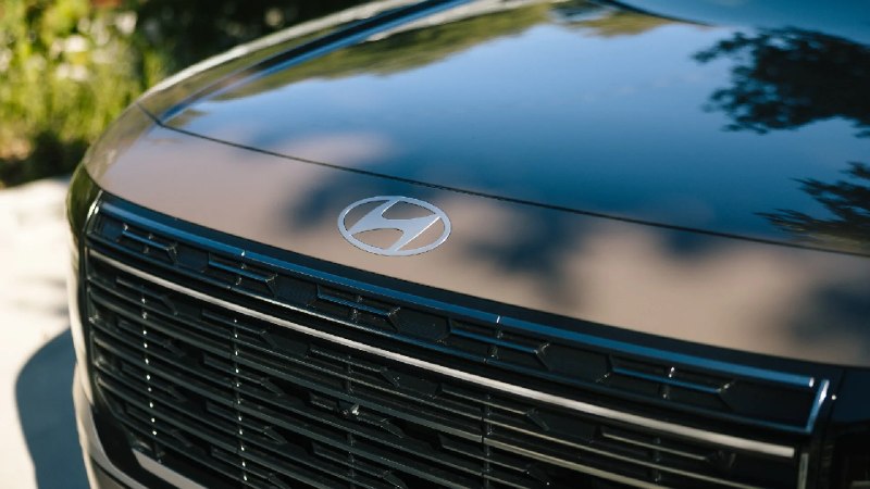 Hyundai решила сыграть в долгую: пока весь мир бежит в сторону электричества, ко