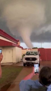 Торнадо обрушился на север штата Оклахома, по меньшей мере десять человек получили незначительные травмы в городе Инид, повреждены несколько домов и база ВВС США, передает телеканал KocoNews со ссылкой на местные власти.О погибших не сообщалось.