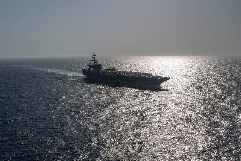 משפחות של מלחים ונחתים על סיפון ה-USS אברהם לינקולן אומרים שהצוות נאבק בתשישות, מחסור ותנאי חיים גרועים לאח…