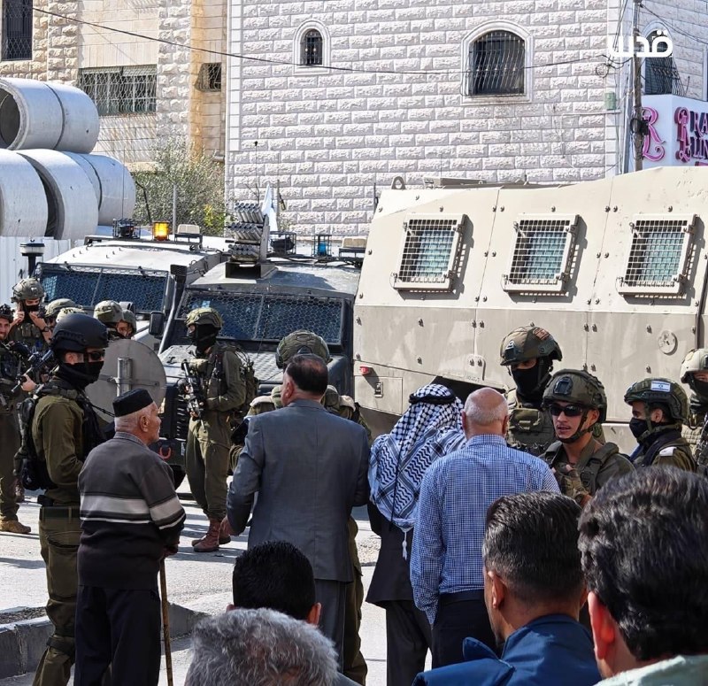 עקורים פלסטינים בכוח מפגינים מחוץ לבתיהם באזור עין דיר בהא של אל-חליל/חברון בדרישה לזכות השיבה, שבוע לאחר ש…