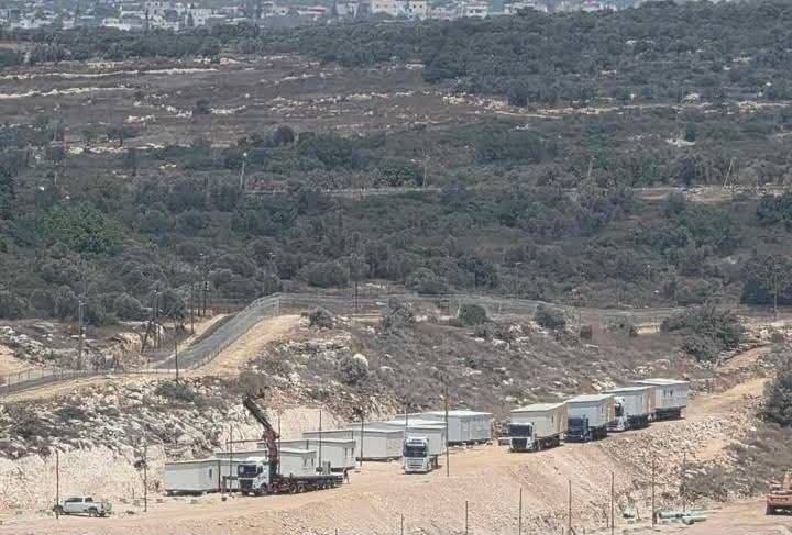 מתנחלים מציבים בתים מוכנים להקמת מאחז חדש להתיישבות באדמות הכפר נזלה אל-שרקייה, מצפון לטול כרם.