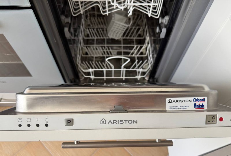 Описание: продам встраиваемую посудомоечную машинку ariston cis li̇ 420, в рабочем, отличном состоян... - фотография - 1