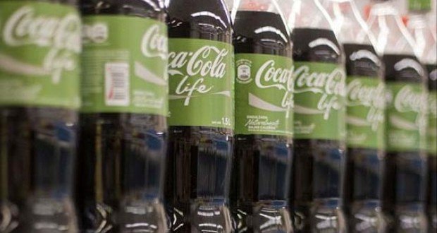 Кока-Кола първоначално зелена ли беше? Не, Coca-Cola никога не е била зелена; течността винаги е била тъмно кафява заради карамелното оцветяване, включено в рецептата, тъй като изобретението й през 1886 Coca-Cola имаше зелен етикет върху продукт, наречен Coca-Cola Life, който беше въведен през 2013 и 2014 г. в избрани страни. Знаеше ли? - Да