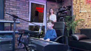 Восходящая звёздочка ваших рилсов — шестилетний Максим Цой. Не видит с рождения, зато у него идеальный слух — может подобрать любую песню на пианино за пару минут. И круто поёт. Шпак познакомился с Максом и его мамой — и отправился на студию. Пацану разреш