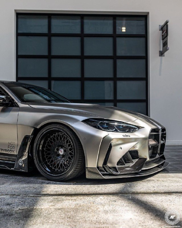 BMW G82 M4 с большим количеством карбоновых деталей, колесными дисками из 3 частей и механической ко