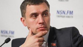 ЦИК сняла с выборов кандидата в Госдуму от КПРФ Николая Бондаренко, передает телеграм-канал «Выборы в деталях». Регистрацию Бондаренко аннулировали из-за административного дела об экстремистской символике.В конце августа политика оштрафовали на тысячу рубл