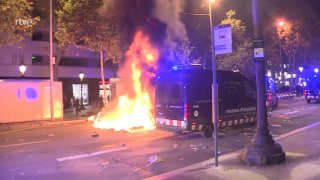 אש וביזה מתפשטים ב מהומות וביזה פרצו במרכז ברצלונה כאשר קבוצות מכוסות ברדס מנפצות חלונות ראווה, מציתות מכול…