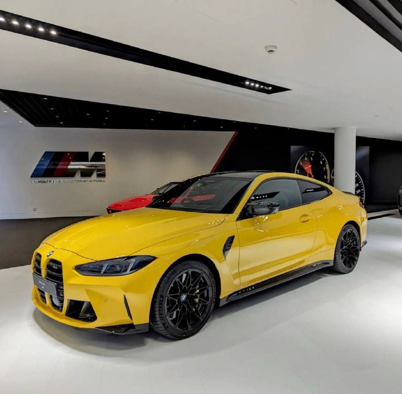 Новая M4 уже в автосалонах Европы. Данный аппарат в цвете Yellow Speed