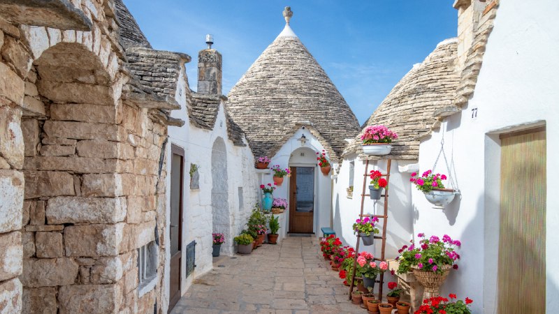 A 'trulli' remarkable townTrullo buildings in Alberobello, Apulia, Italy (© Feng Wei Photography/Getty Images)