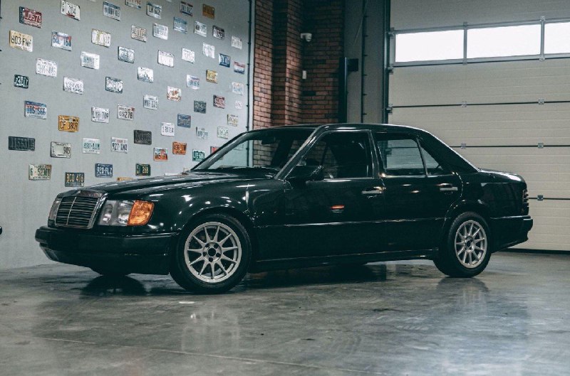 С конвейера этот автомобиль вышел как обычный семейный седан -Mercedes-Benz 300E. 1