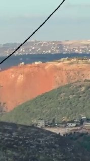 🚨📹 חלק מהר קאנטרה קרס כתוצאה מסדרה של הפצצות ישראליות חזקות ורצופות שהרעידו את העיירה.