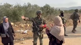 פעיל שלום זר מתעד נהגים ששרדו משני כלי רכב של מתנחלים באל-מוג'יר