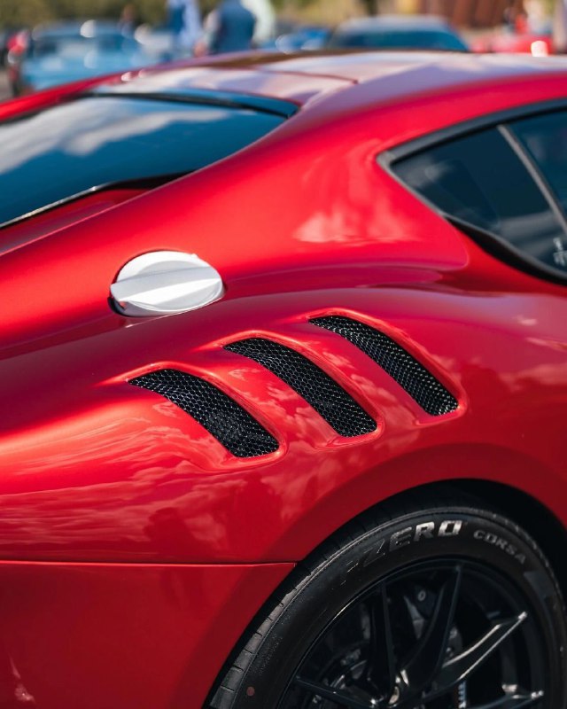 Ferrari F12tdf в цвете Rosso Monza 4