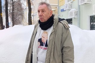 Прокремлевского политолога Маркова* оштрафовали за то, что он не донес на себя в Минюст как на «иноагента». В суд он пришел в майке с ПутинымГагаринский суд Москвы оштрафовал провластного политолога Сергея Маркова на 35 тысяч рублей, передает «Осторожно, н