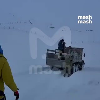 Группа туристов во главе с легендой российского альпинизма Александром Яковенко едва не погибла в горах Дагестана — спортсмены хотели потренироваться к чемпионату России, но оказались отрезаны снегопадом и остались без еды и воды.26 человек вышли к вершине