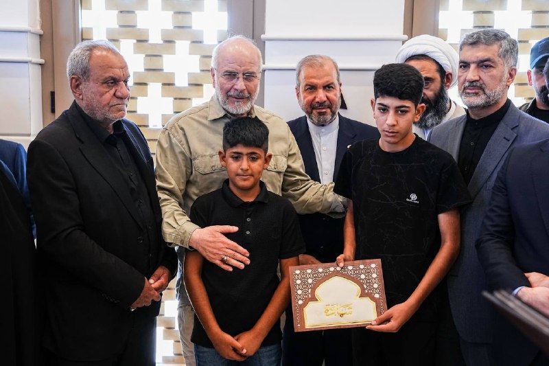 جماران: 📸 تقدیر محمدباقر قالیباف رئیس مجلس شورای اسلامی از تعدادی از خانواده شهدا و جانبازان حمله اخیر سعودی-آمریکایی به پایگاه