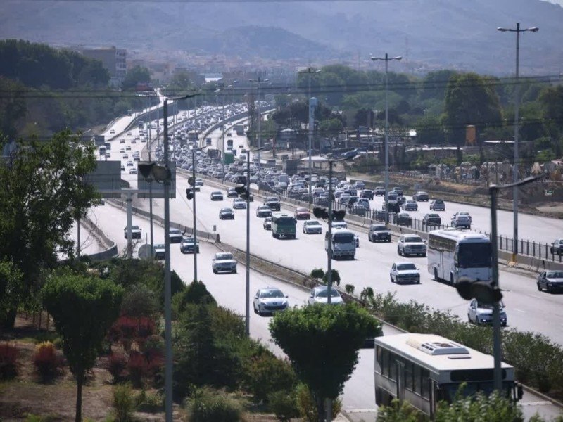 ایلام بیدار: 📸 ماجرای ترافیک ایلام و زیرساخت‌های شهری🔹کمبود پارکینگ، تمرکز خدمات در هسته مرکزی و ضعف زیرساخت‌ها، تردد در شهر ایلام را